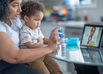 mom with child teledoctor